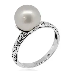 Pearl ring with engraved band