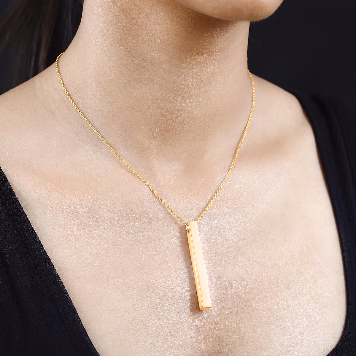 Gold bar pendant for a minimalistic chic style