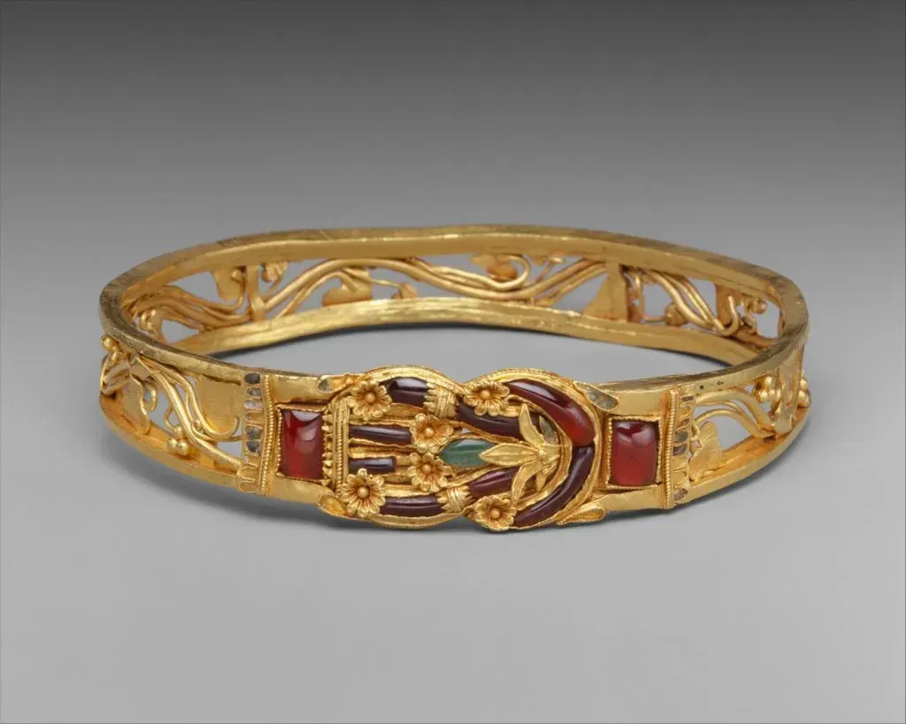 Gold armband with Herakles knot.
