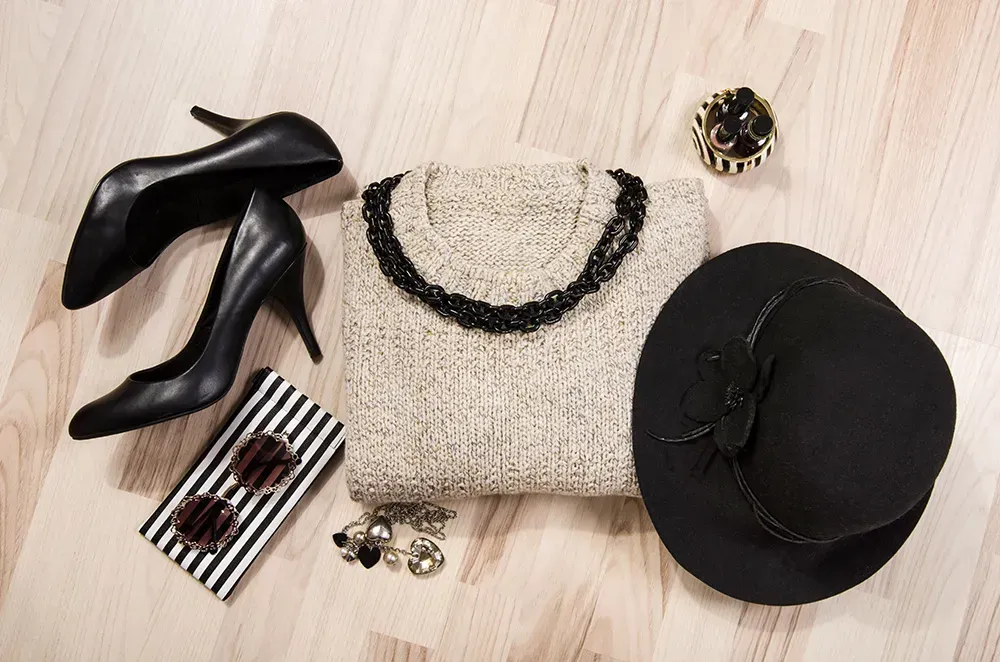 Monochromatic outfit with black pumps