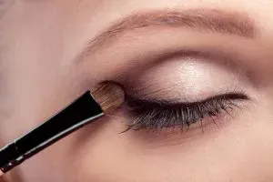 Use a powder to help eye shadow stay put.