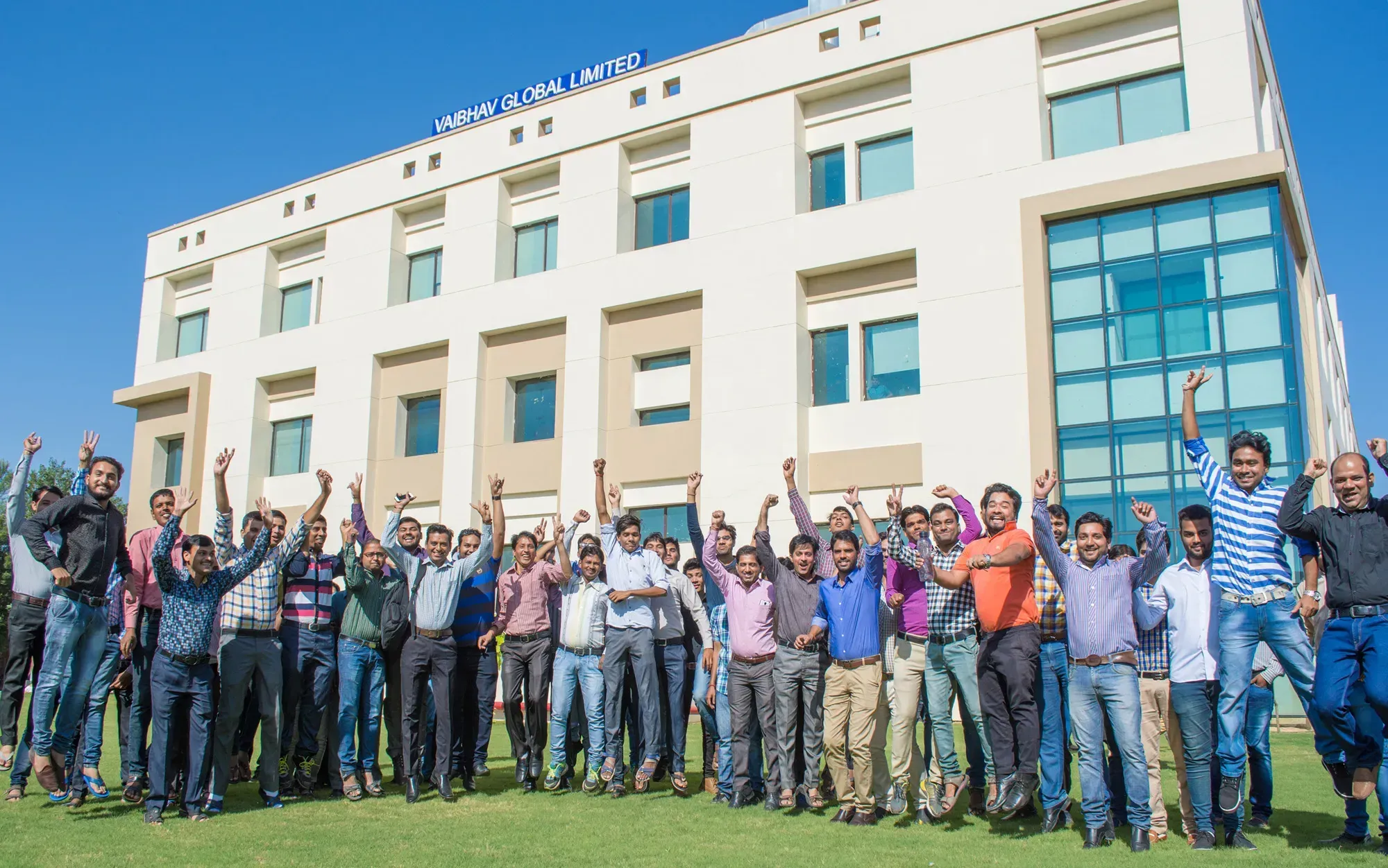 Group photo of the sustainable jewelry manufacturer India team.