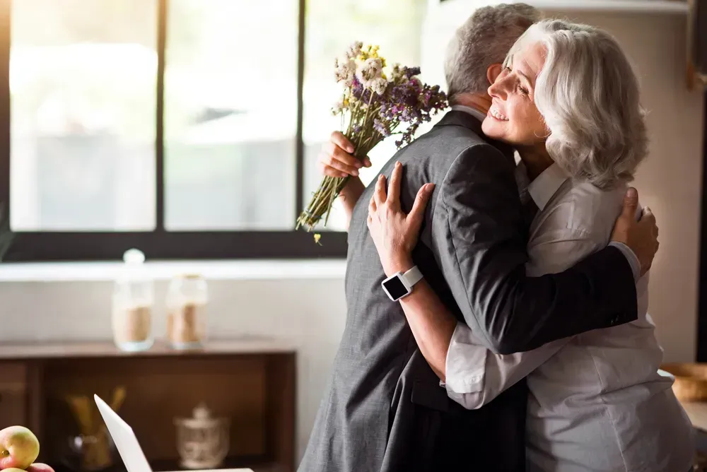 HOW TO CHOOSE AN ANNIVERSARY GIFT FOR EVERY OCCASION