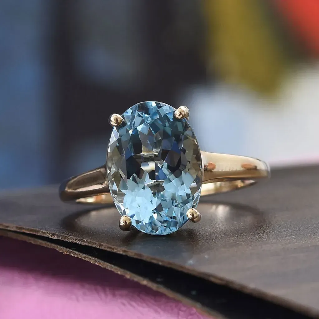 Aquamarine ring in yellow gold. 
