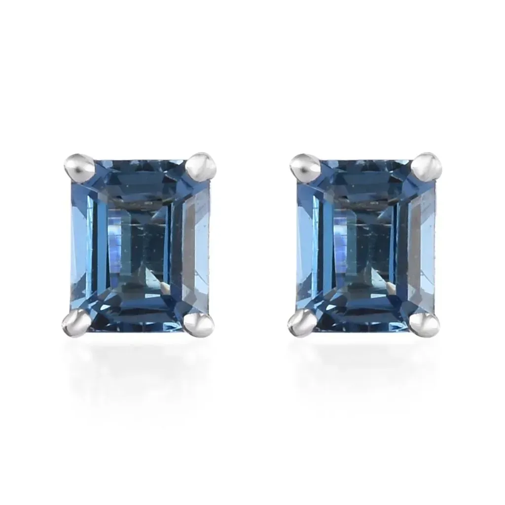 Aquamarine stud earrings in 14K white gold. 