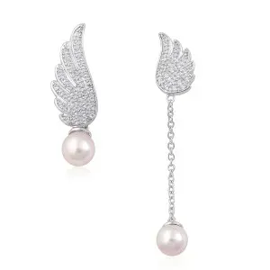 Asymmetrical pearl earrings in sterling silver.