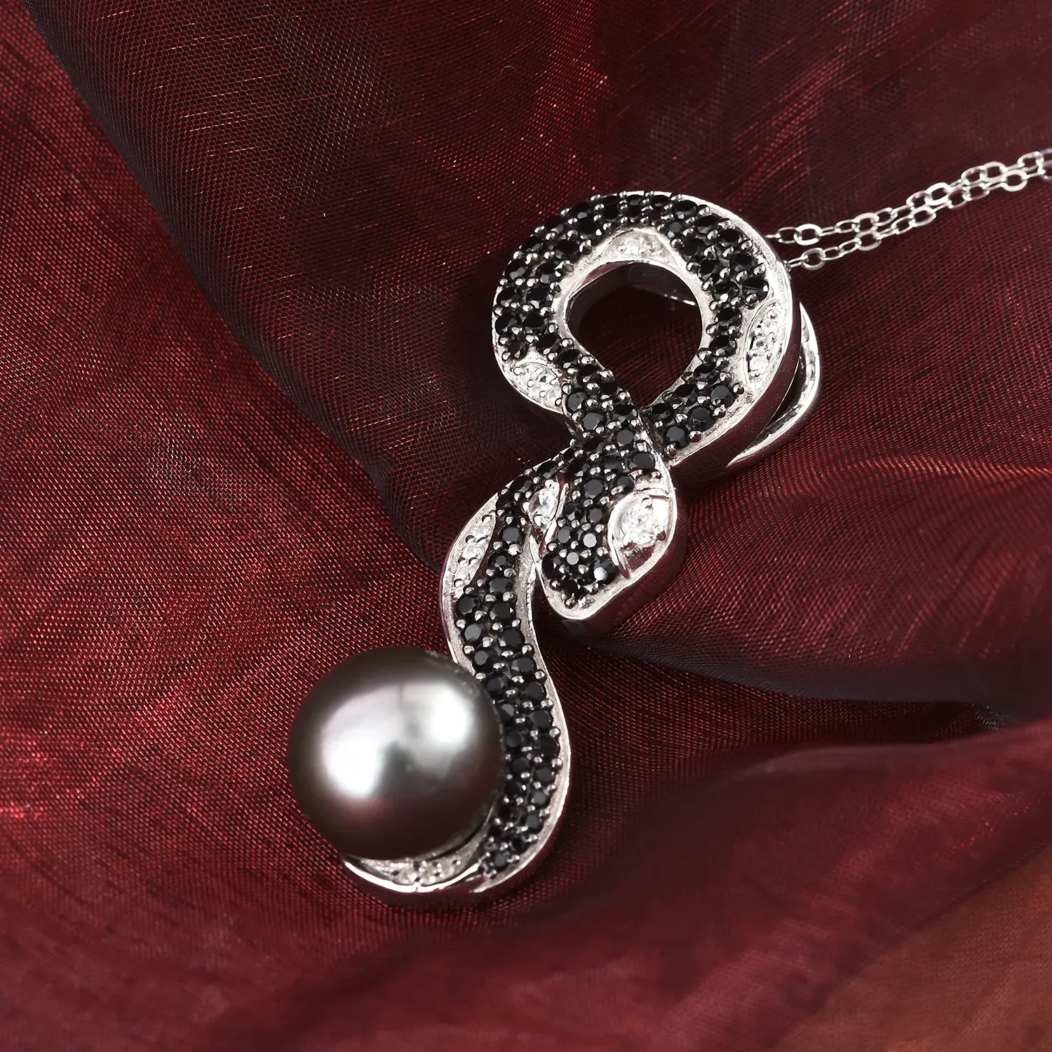 Tahitian pearl pendant by Giuseppe Perez. 