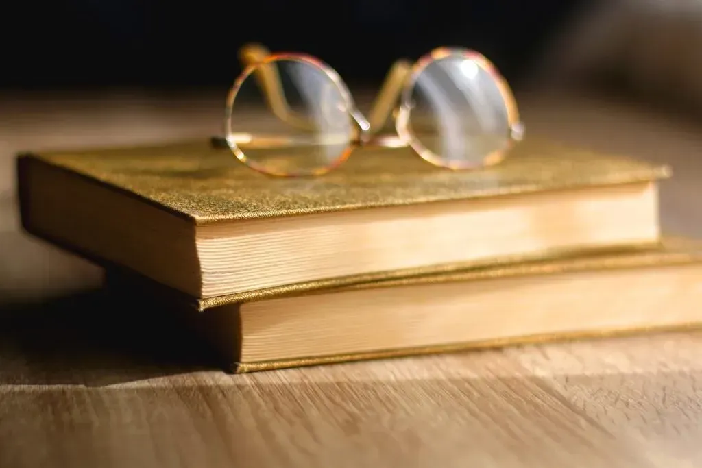 DARK ACADEMIA JEWELRY: HOW THE AESTHETIC ADORNS AND INSPIRES