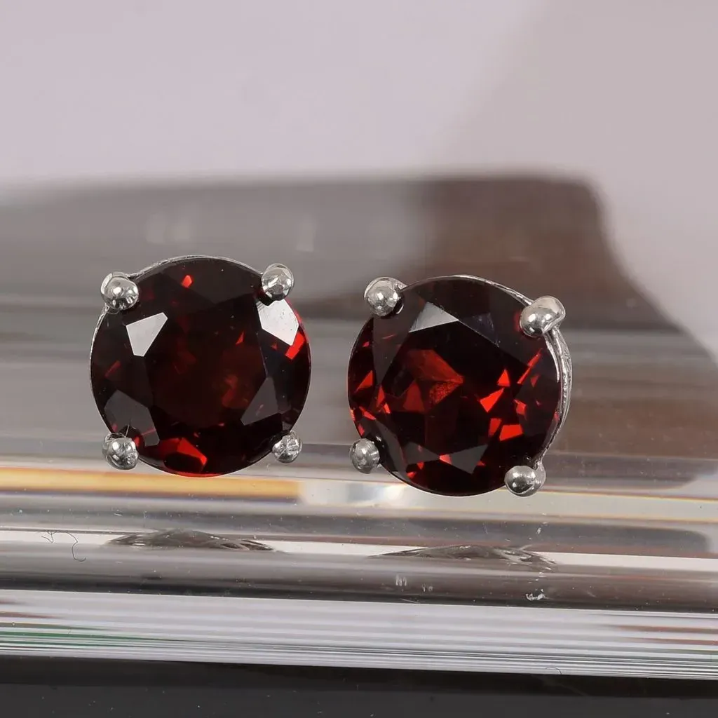 Garnet stud earrings in sterling silver. 