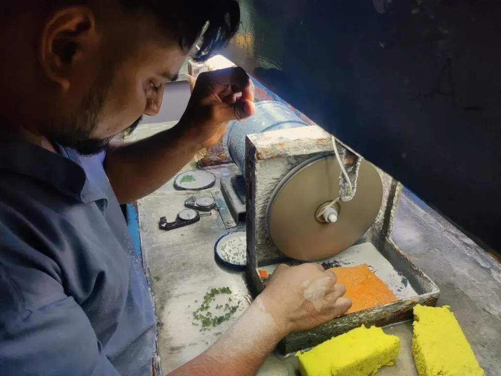 gemstone grading at Indian factory VGL