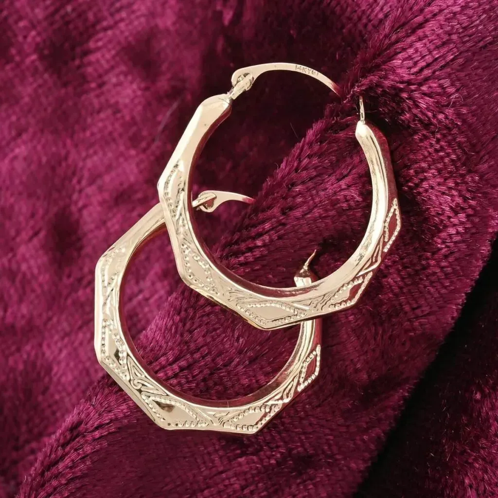 How to Take Pictures of Gold Jewelry