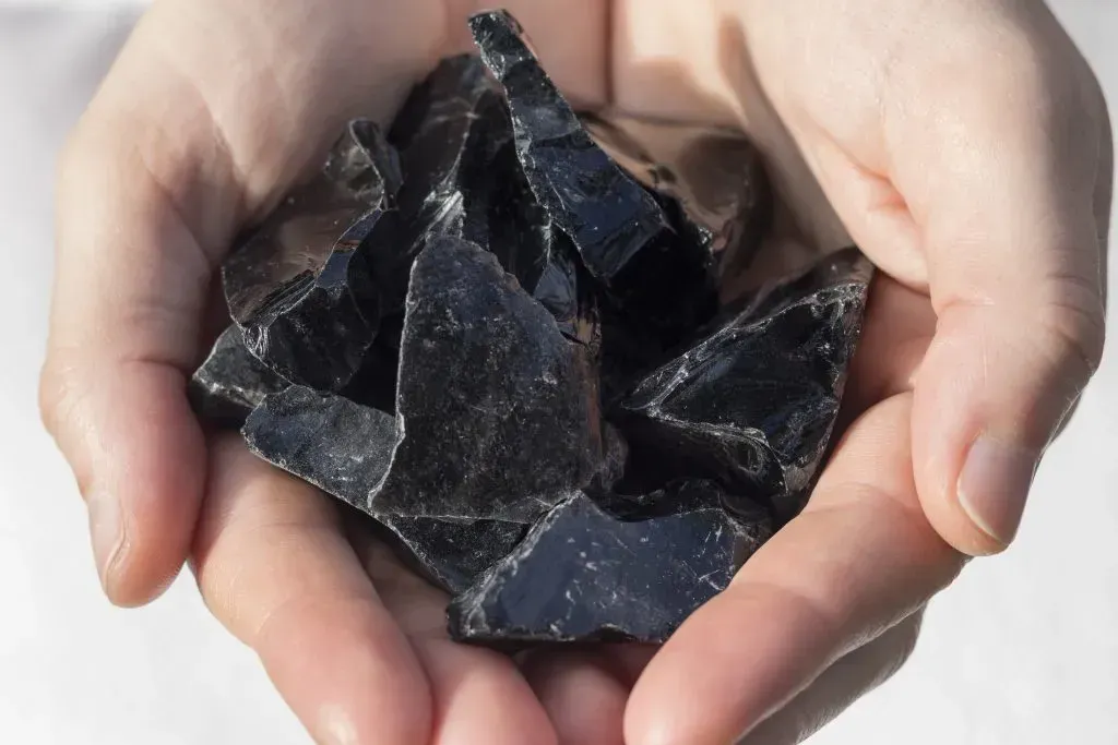 Handful of obsidian rough. 