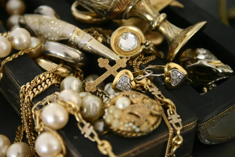 What is the Difference Between Real and Fake Jewelry?