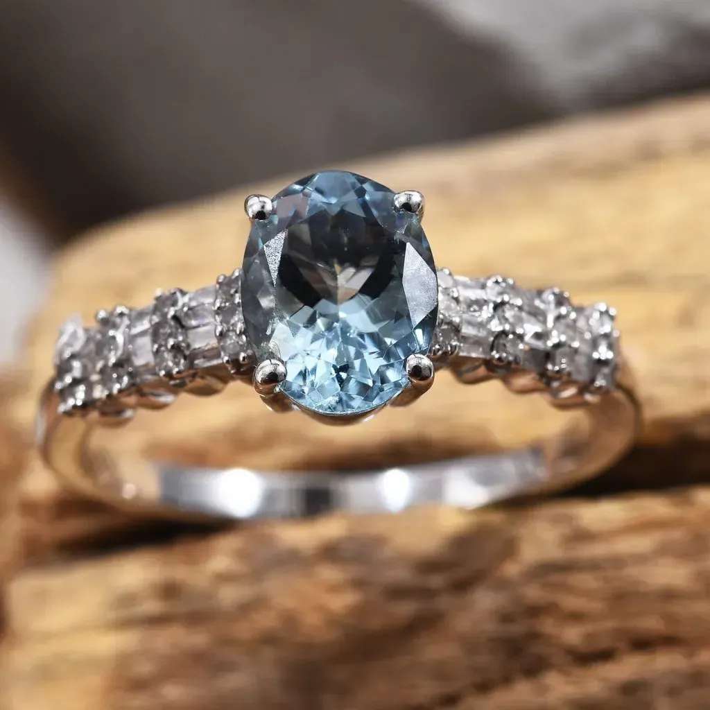 Aquamarine ring in sterling silver. 