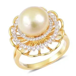 Yellow pastel South Sea pearl ring.