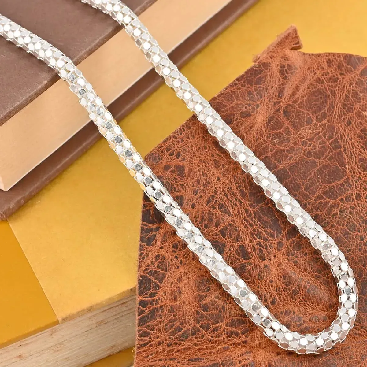 What Looks Better with White, Silver Jewelry or Gold Jewelry?