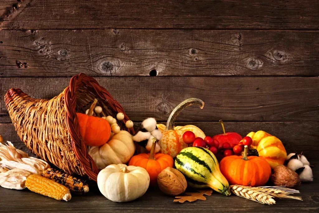 WHAT DO YOU PUT IN A THANKSGIVING GIFT BASKET FOR A HOSTESS?