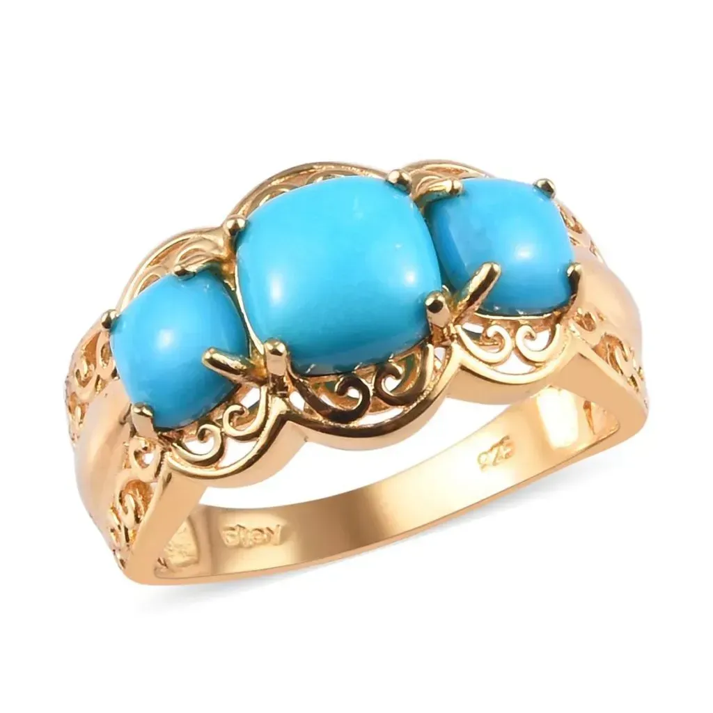 Blue three stone ring in yellow gold. 