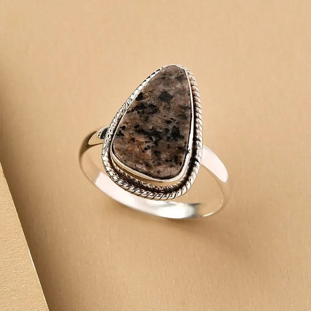 Yooperlite Properties: Discover Glowing Jewelry &amp; Style